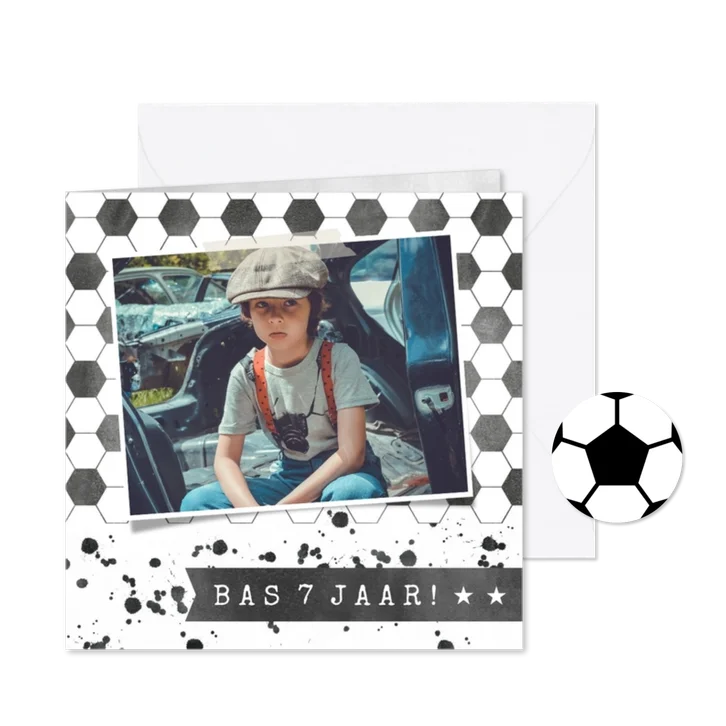 Stoere uitnodiging kinderfeestje jongen met voetbal print