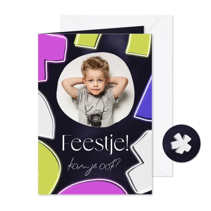 Stoere uitnodiging kinderfeestje met abstracte vormen neon