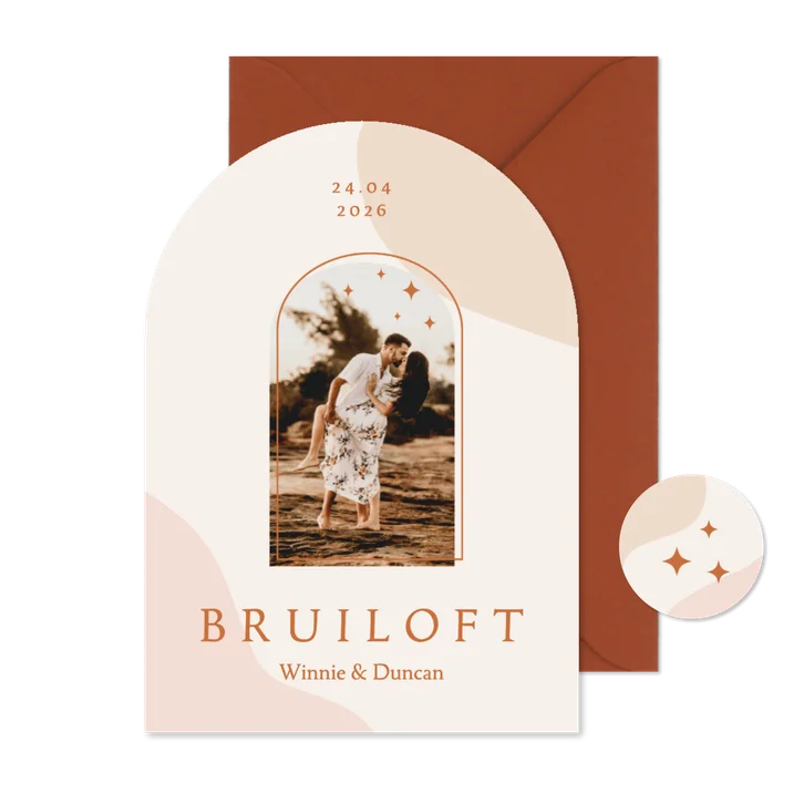 Trendy boog vorm trouwkaart in roze aardetinten met foto