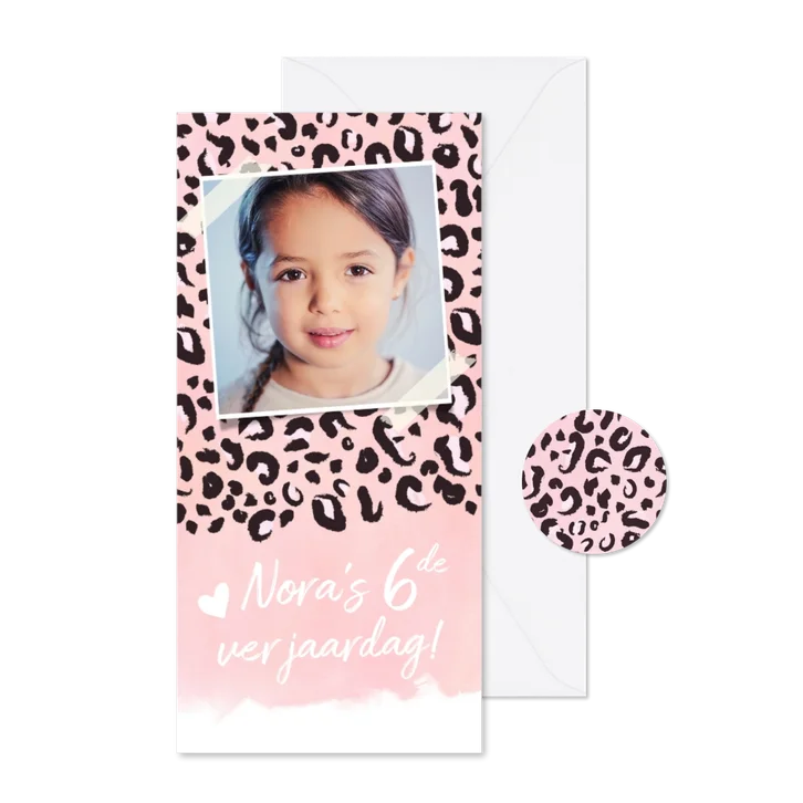 Trendy kinderfeest uitnodigingskaart met roze panterprint