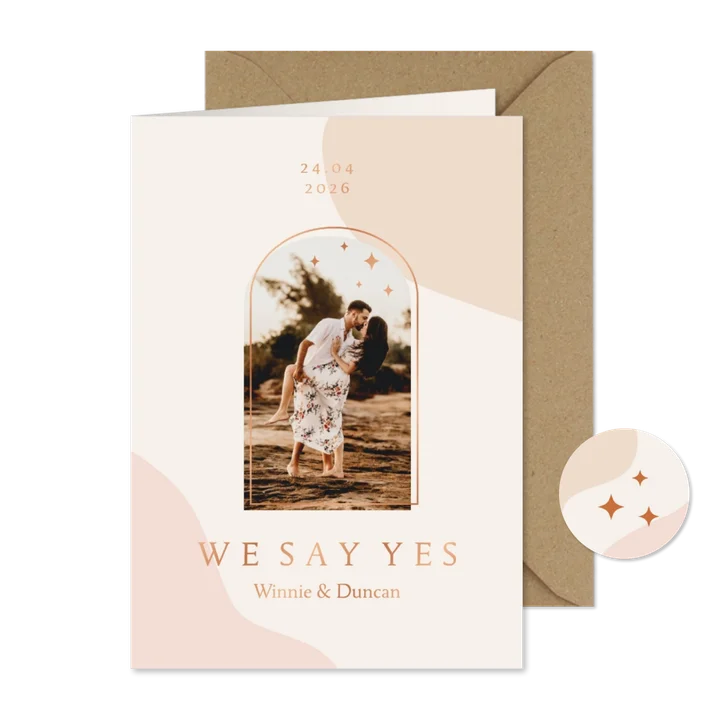 Trendy trouwkaart in roze aardetinten met foto en boog
