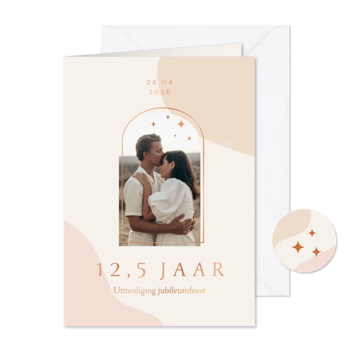 Trendy uitnodiging jubileum met foto en boog met sterretjes
