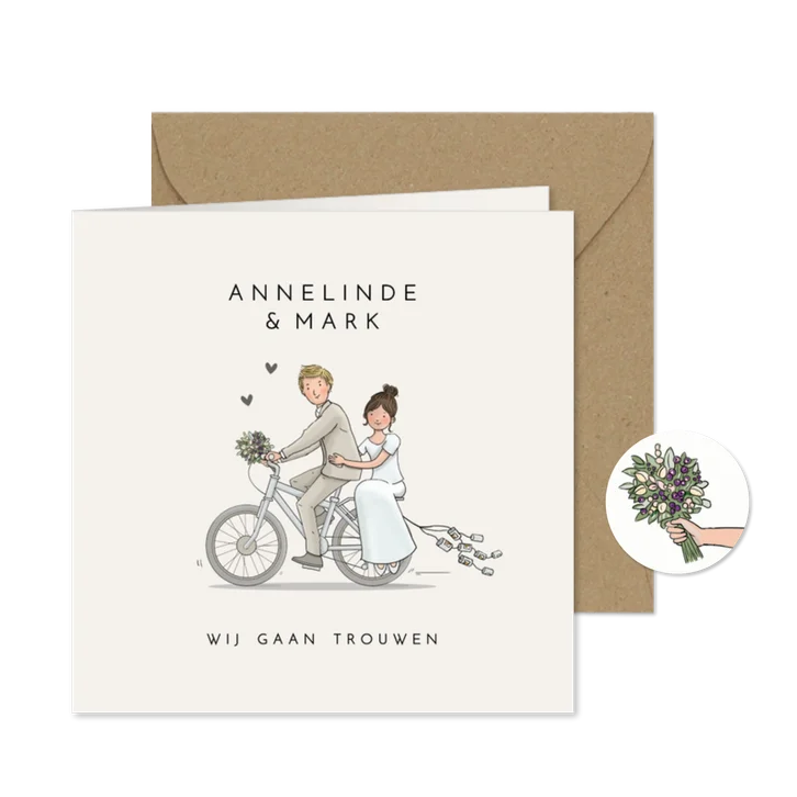 Trouwkaart bruidspaar op fiets met bloemen