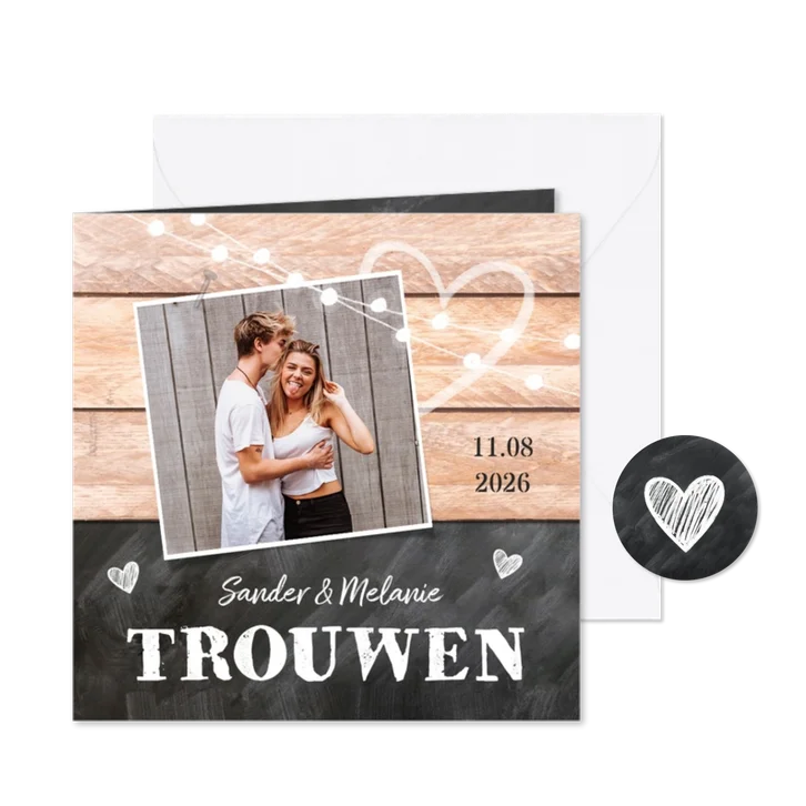 Trouwkaart hip hout krijtbord foto lampjes