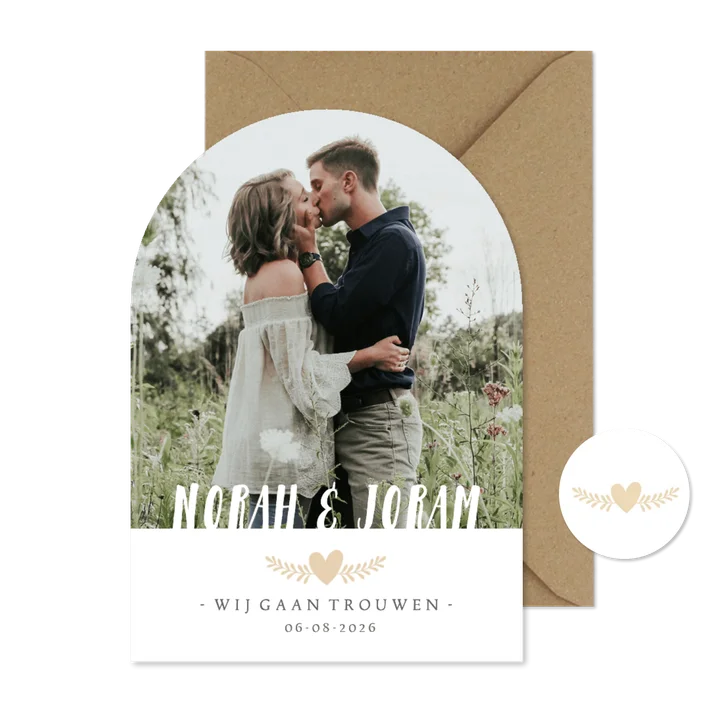 Trouwkaart in boogvorm met grote eigen foto en namen