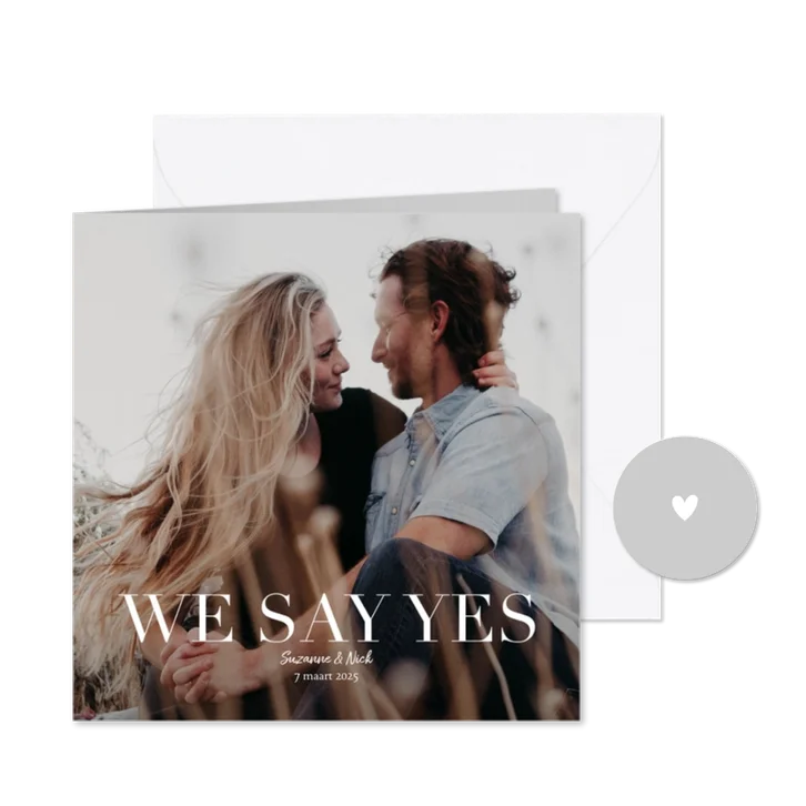 Trouwkaart met grote foto en witte typografie We Say Yes