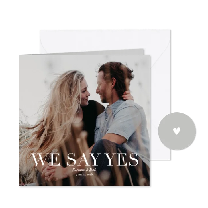 Trouwkaart met grote foto en witte typografie We Say Yes