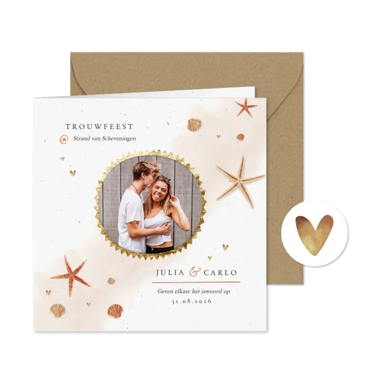 Trouwkaart strand schelpen hout ja hartjes goud waterverf