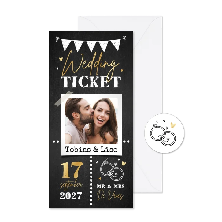 Trouwkaart ticket krijtbord foto goud hartjes ringen foto