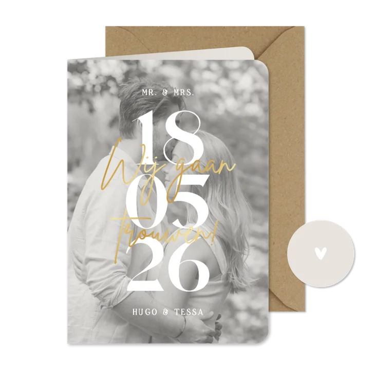 Trouwuitnodiging grote datum met foto achtergrond