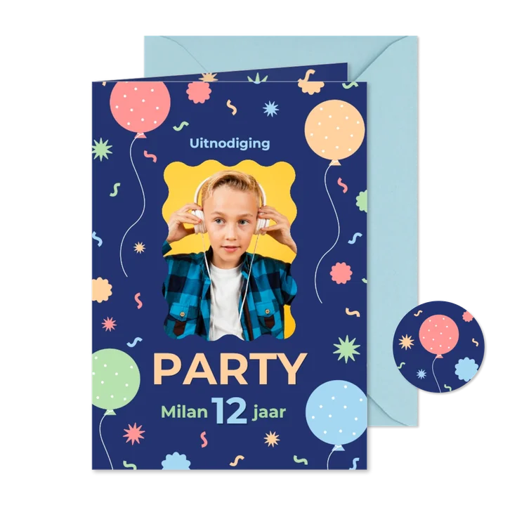 Uitnodiging feestje met foto, confetti en ballonnen blauw