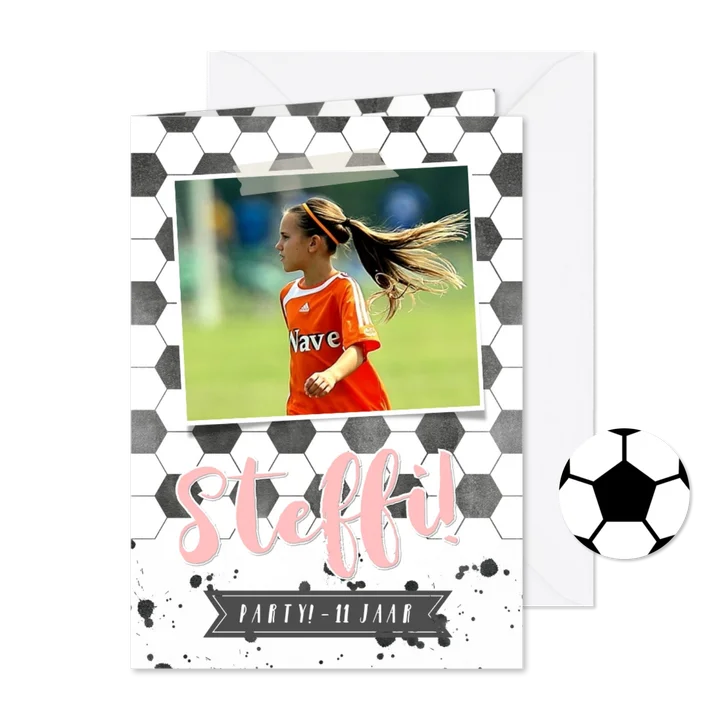Uitnodiging feestje - Voetbal meisje met eigen foto