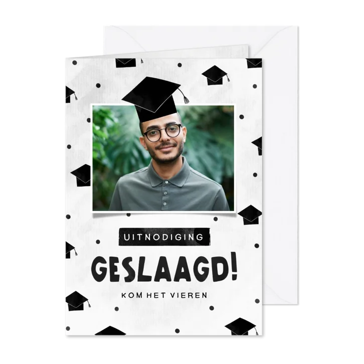 Uitnodiging geslaagd met foto en afstudeerhoed