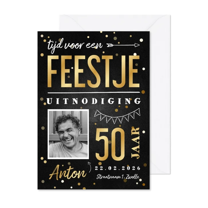 Uitnodiging hip krijtbord met gouden tekst en confetti