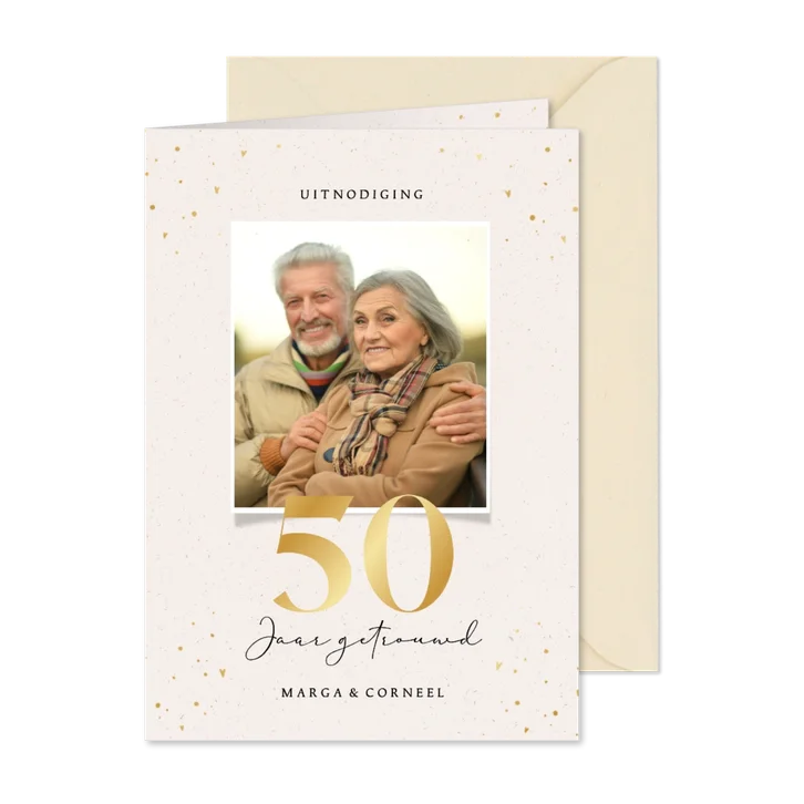 Uitnodiging huwelijksjubileum vijftig met foto en goudfolie