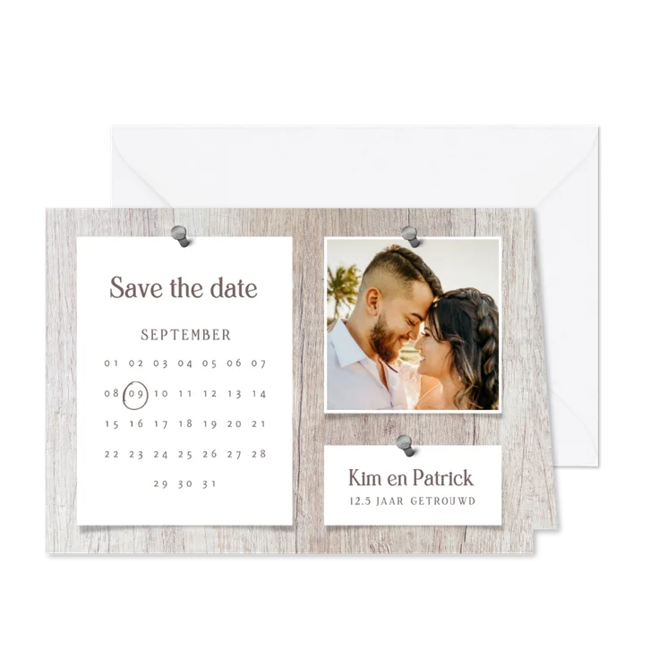 Uitnodiging jubileum kalender hout met foto's en spijkers
