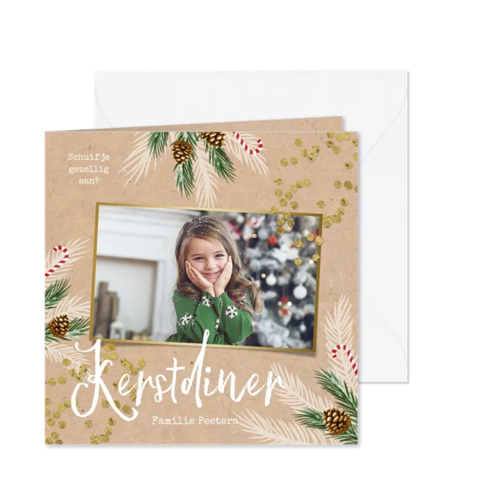 Uitnodiging kerstdiner hip foto goud kraft dennentakjes