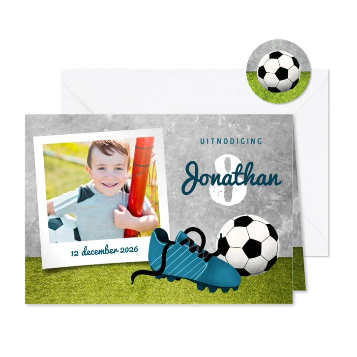 Uitnodiging kinderfeestje met gras, voetbal en voetbalschoen