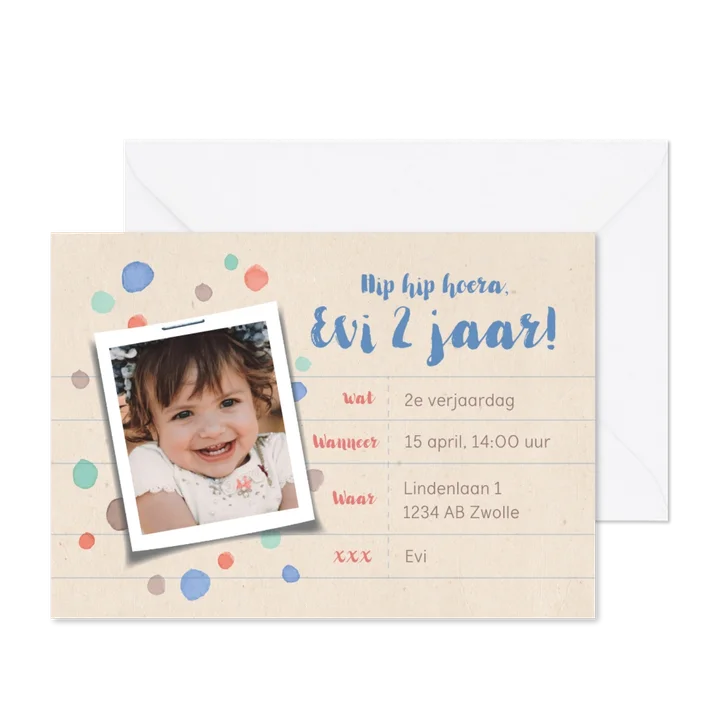 Uitnodiging kinderverjaardag eigen foto en kleurenspetters