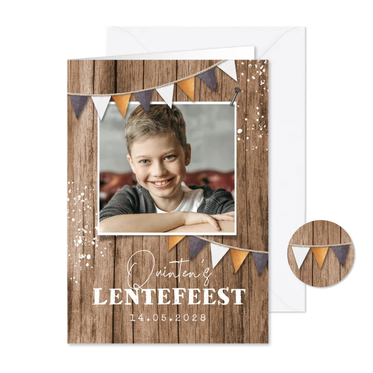 Uitnodiging lentefeest hout slingers foto stoer