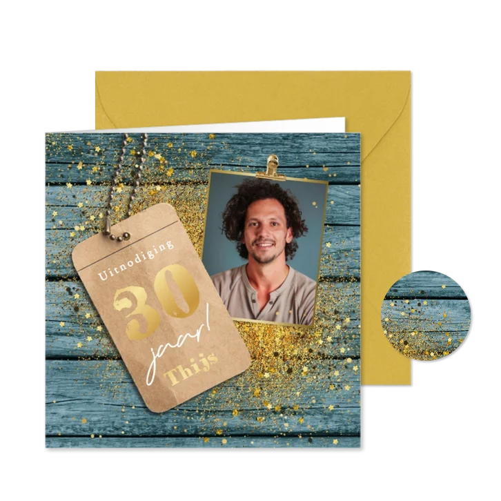 Uitnodiging man verjaardagsfeest hout goud label foto