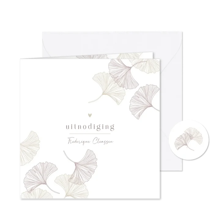 Uitnodiging sfeervol met ginkgobladeren in zachte tint