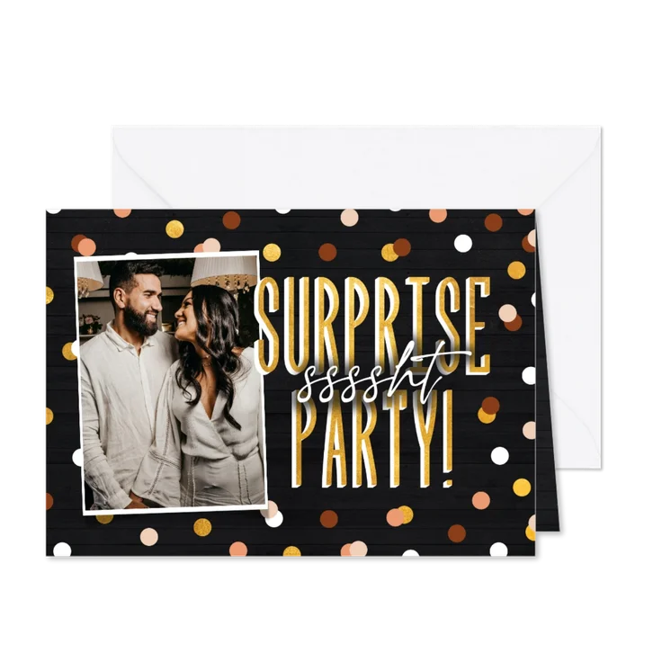 Uitnodiging surprise party krijtbord met confetti en foto