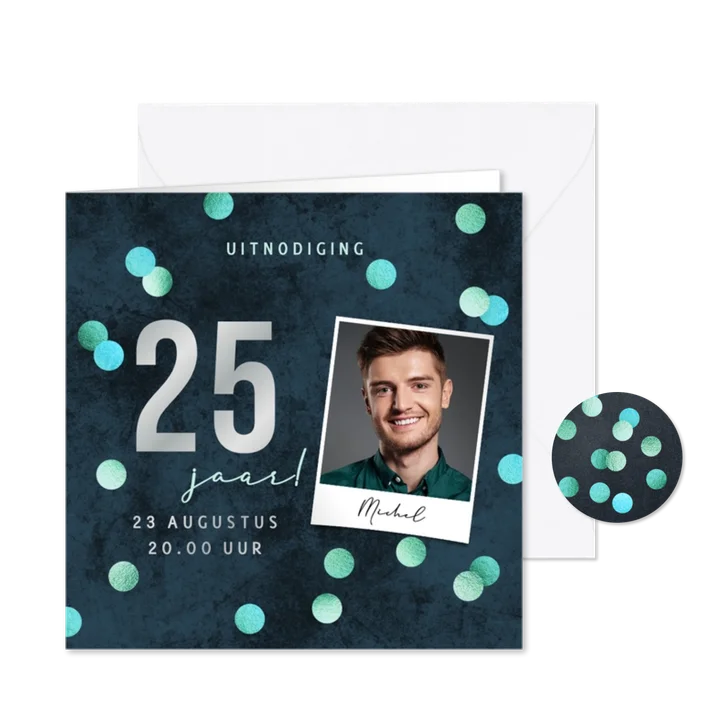 Uitnodiging verjaardag confetti blauw krijtbord foto man