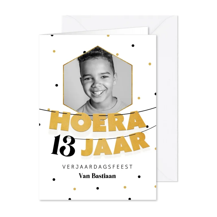 Uitnodiging verjaardag slingers goud confetti foto