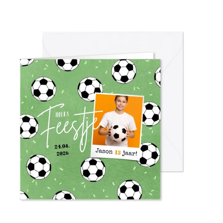 Uitnodiging verjaardag voetbal veld confetti foto toernooi