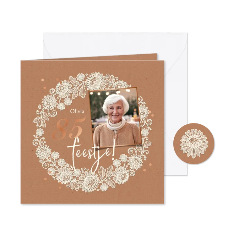 Uitnodiging verjaardagsfeest vrouw vintage kant kraft foto