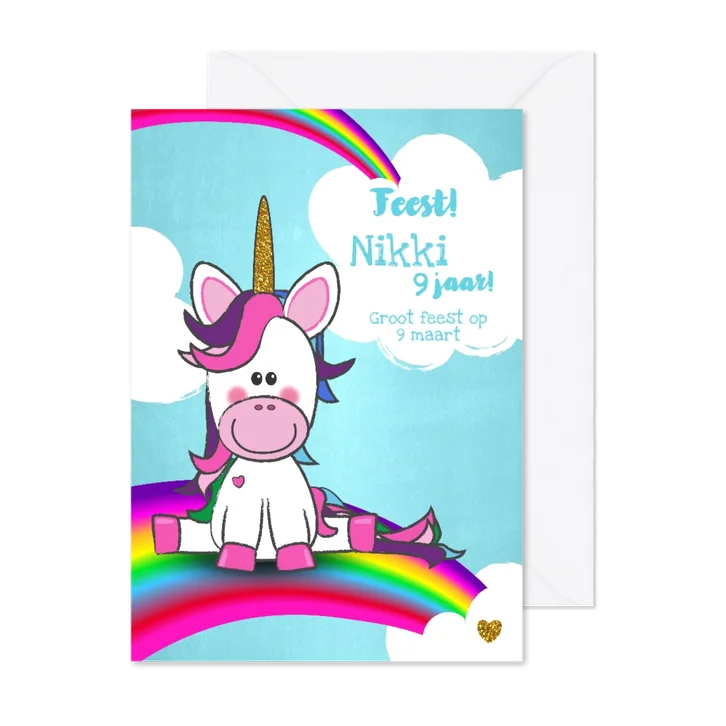 Uitnodiging vrolijke kaart met unicorn wolken en regenboog