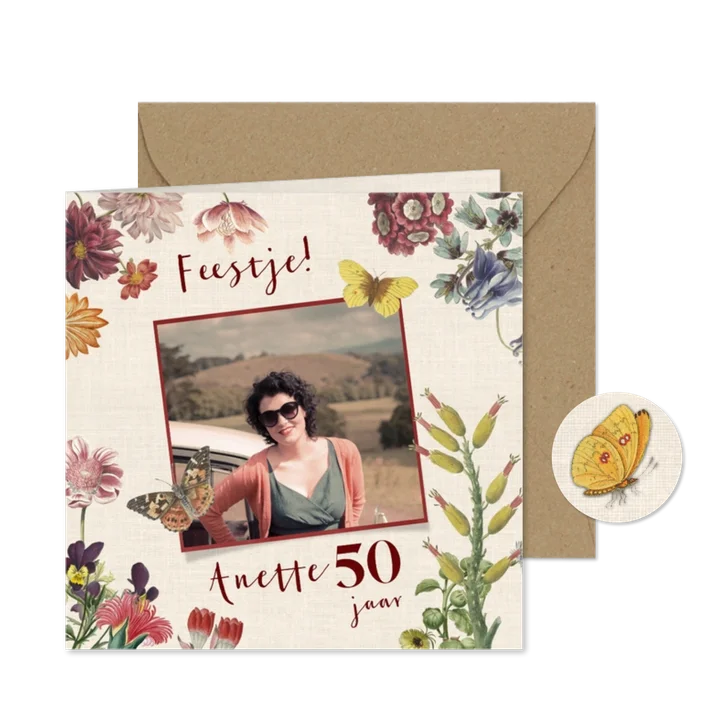 uitnodigingskaart met vintage bloemen in foto