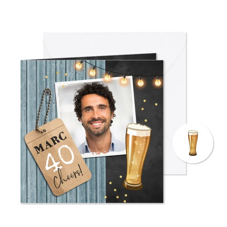 Verjaardagsfeest hout krijtbord foto slinger bier label