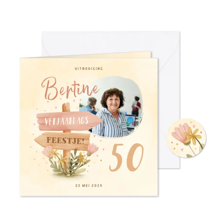 Verjaardagskaart met foto wegwijzer en bloemen 50 jaar