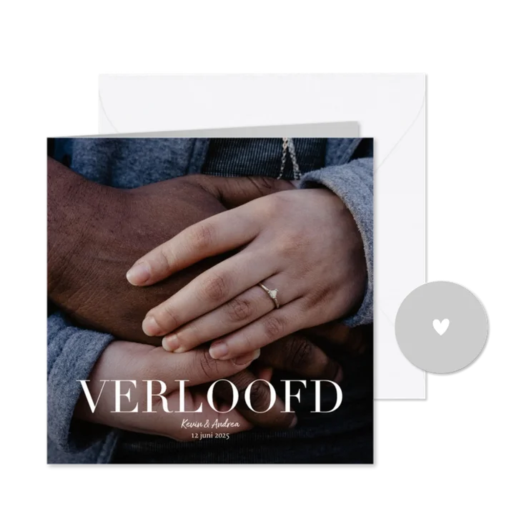 Verlovingskaartje grote foto en witte typografie verloofd