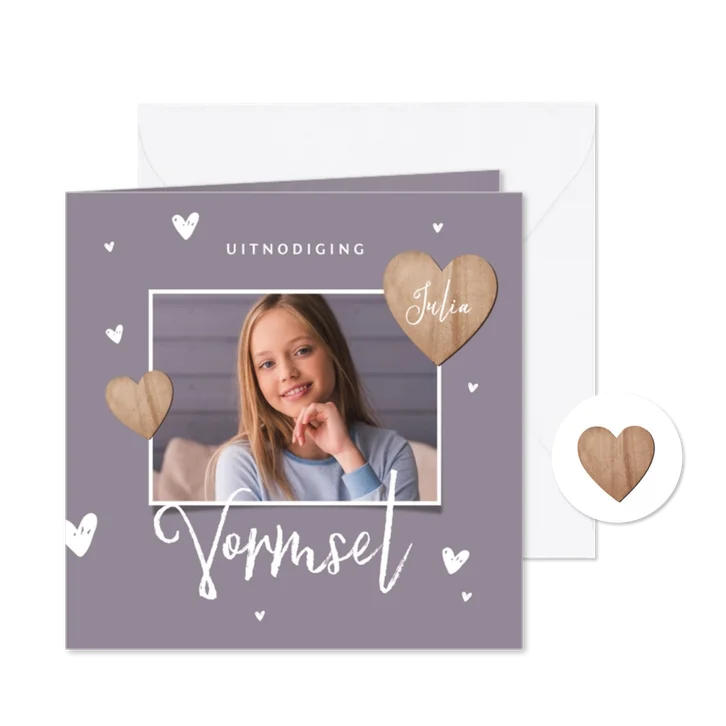Vormsel uitnodigingskaart meisje houten hartjes foto