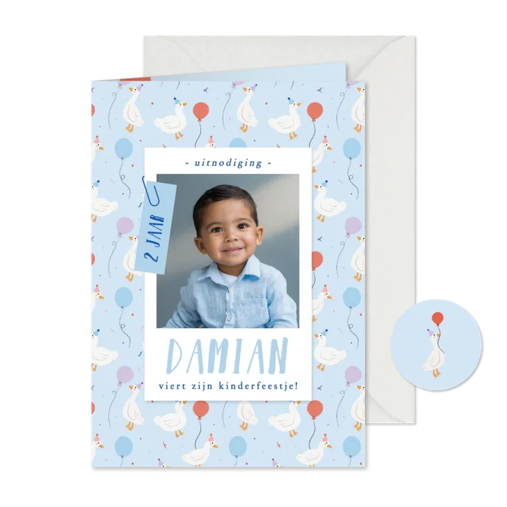 Vrolijk blauw kinderfeestje uitnodiging met foto en eendjes
