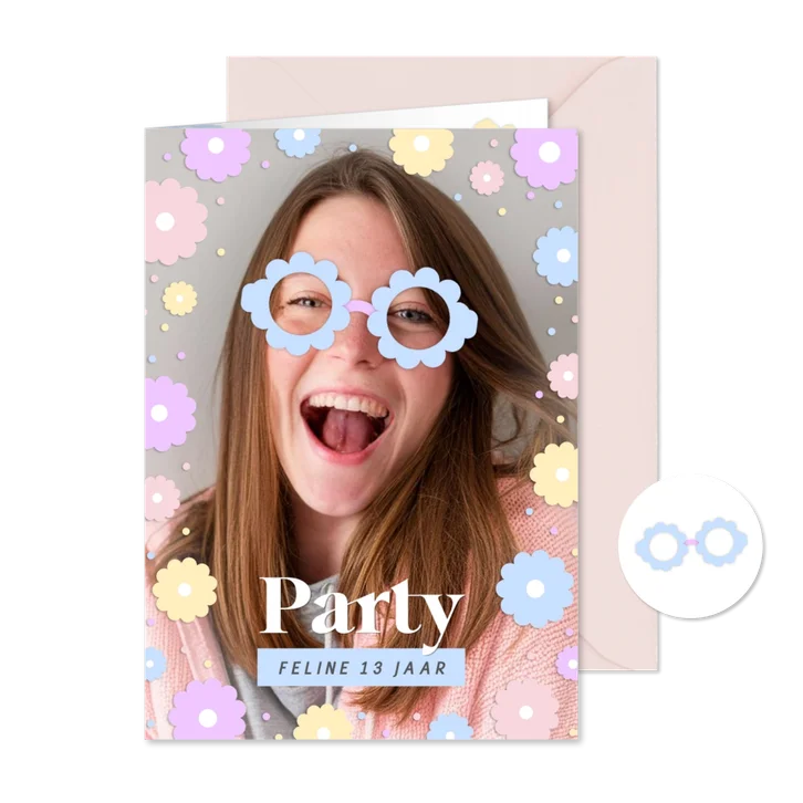 Vrolijk uitnodiging party met pastel bloemen en bril