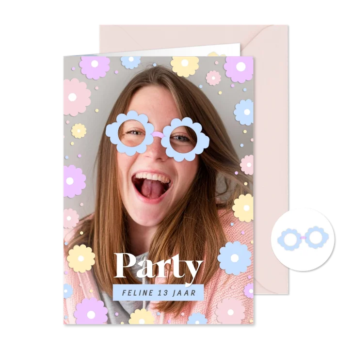 Vrolijk uitnodiging party met pastel bloemen en bril