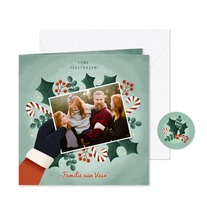 Vrolijke kerstkaart met kerstman, hulst, zuurstok en foto