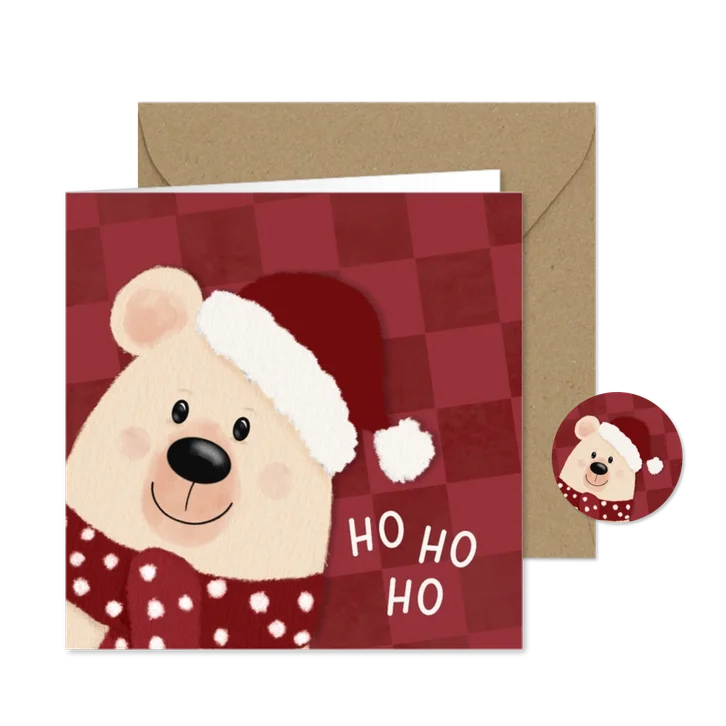 Vrolijke kerstkaart rode ruit en met beer en kerstmuts