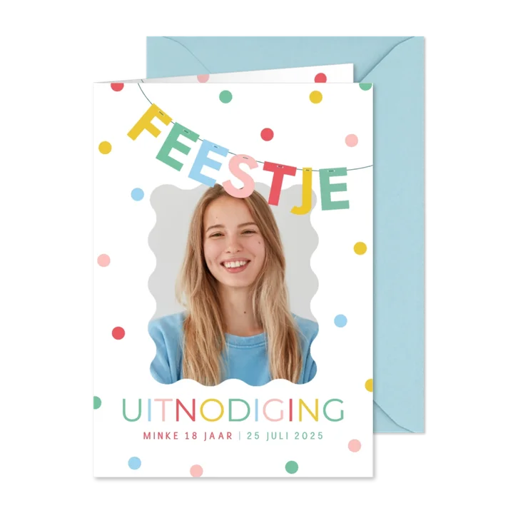 Vrolijke uitnodiging met gekleurde slinger en confetti foto