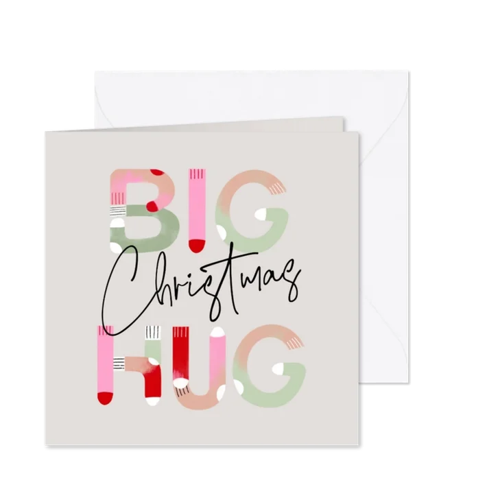 Warme kerstkaart big christmas hug met kerstsokken typo