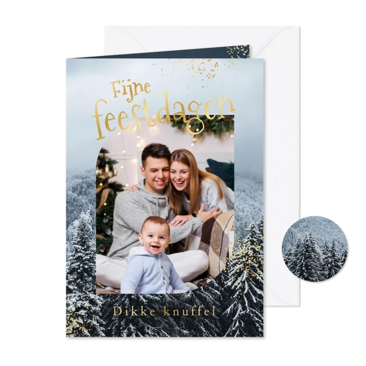 Winterse persoonlijke kerstkaart landschap dennenbomen foto