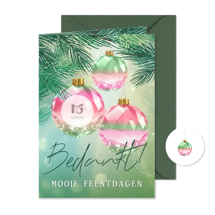 Zakelijke kerstkaart met gekleurde kristallen kerstballen