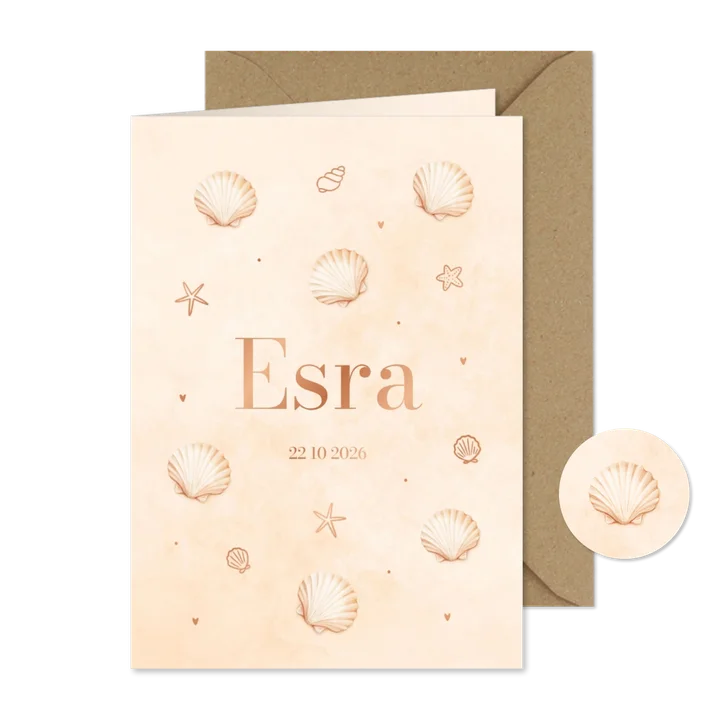 Zandkleurig geboortekaartje met schelpjes patroon