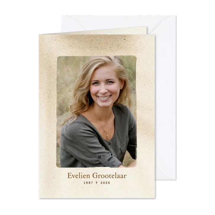 Zandkleurige rouwkaart met grote foto