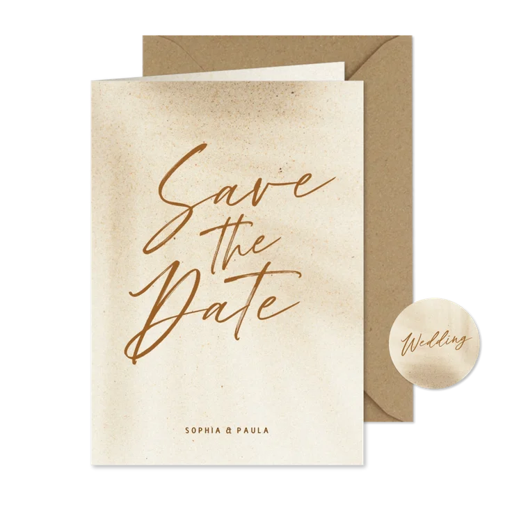 Zandkleurige save the date kaart met schaduw