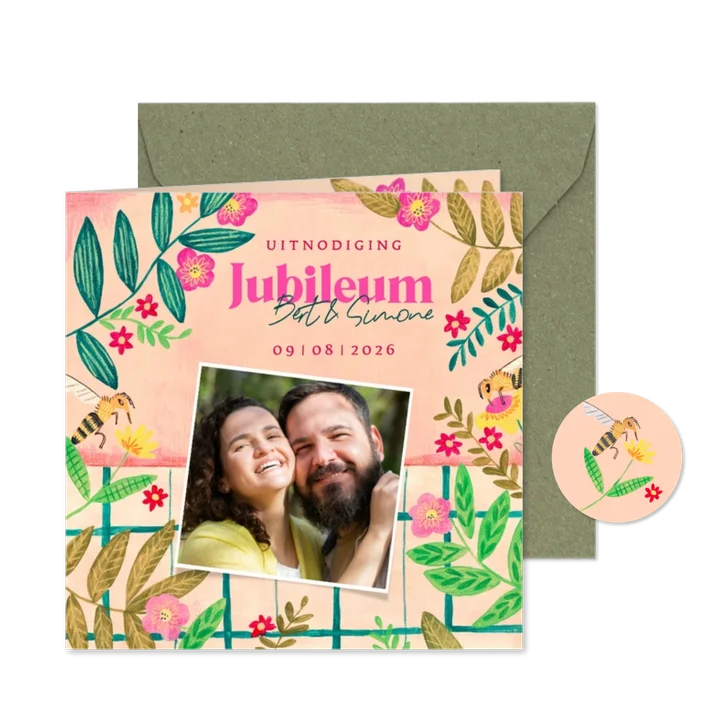 Zomerse jubileum uitnodiging met foto bloemen en bijen